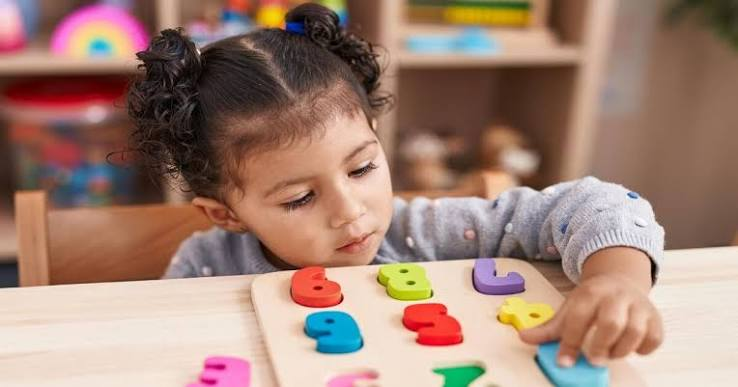 Anak belajar mengenal angka melalui puzzle warna-warni
