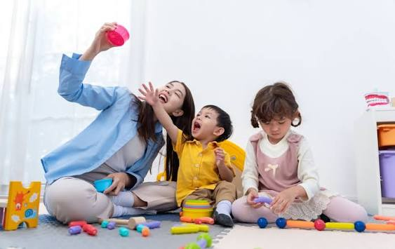 Pendamping mengajak anak-anak bermain alat edukatif